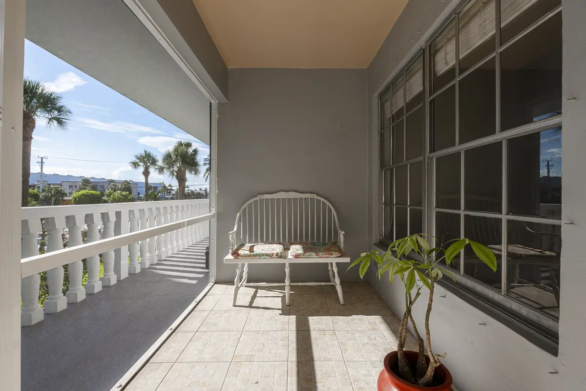 490 SE 19th Avenue #206