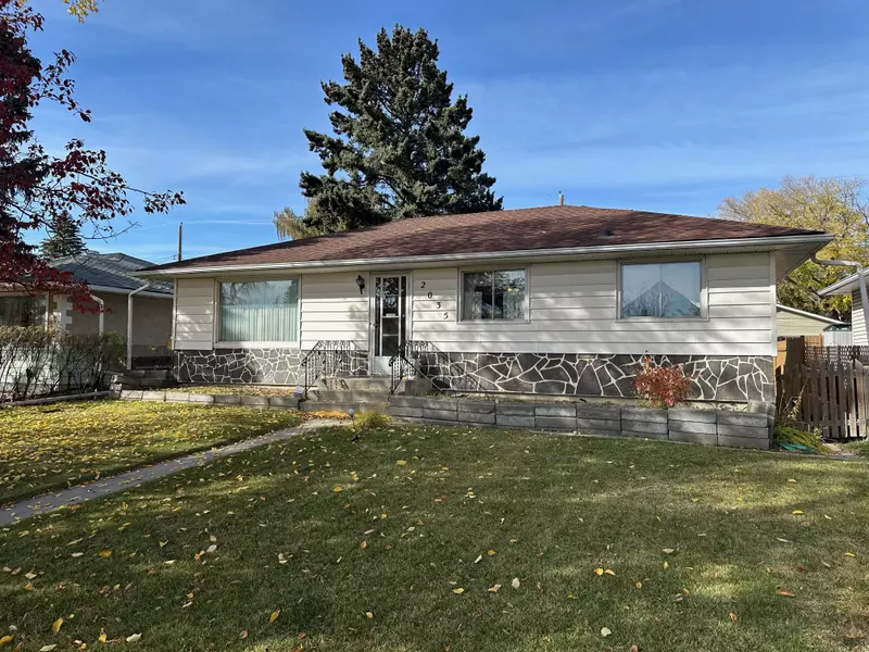 2035 33 St SE, Calgary, AB T2B 0T8