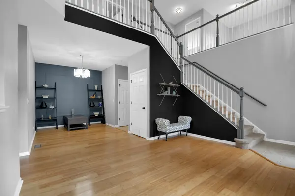 6098 Halloran Ln, Hoffman Estates, IL 60192-4816