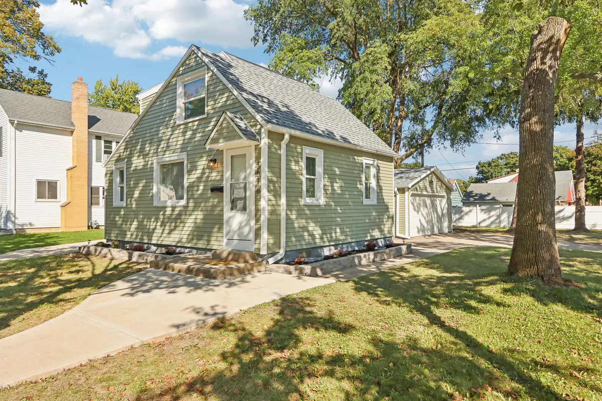 3676 S 89th St, Milwaukee, WI 53228-1534
