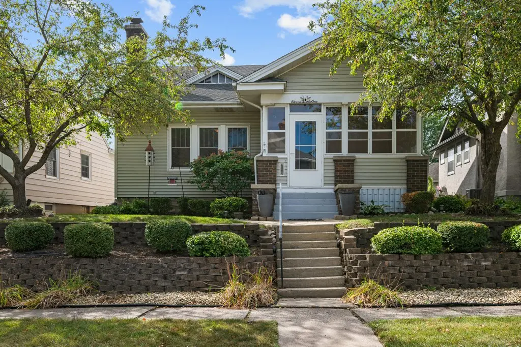 1121 E Denison Ave, Davenport, IA 52803-2508