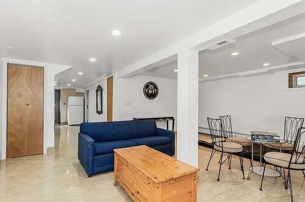 76 W Fenimore St, Valley Stream, NY 11580-3438