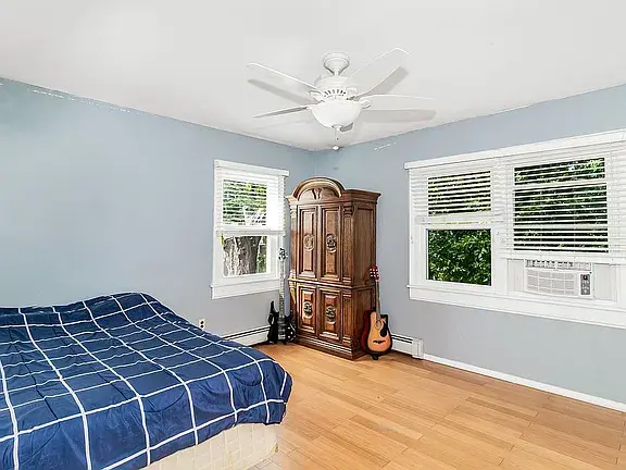 76 W Fenimore St, Valley Stream, NY 11580-3438