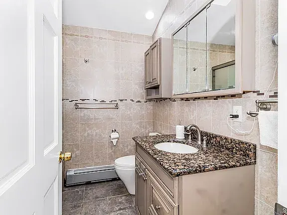 76 W Fenimore St, Valley Stream, NY 11580-3438