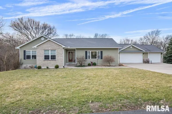 4 Forest Ct, Rock Island, IL 61201-7538