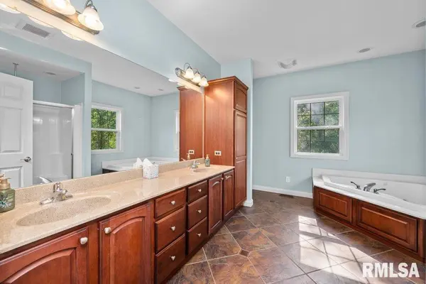 4 Forest Ct, Rock Island, IL 61201-7538