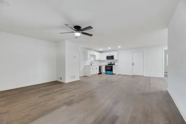 710 Pangburn St, Grand Prairie, TX 75051-2614