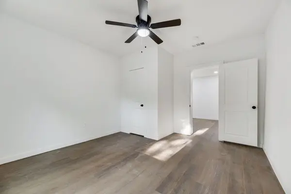 710 Pangburn St, Grand Prairie, TX 75051-2614