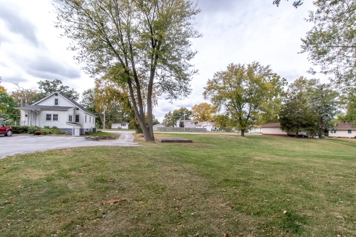 635 1st St, Silvis, IL 61282-2238