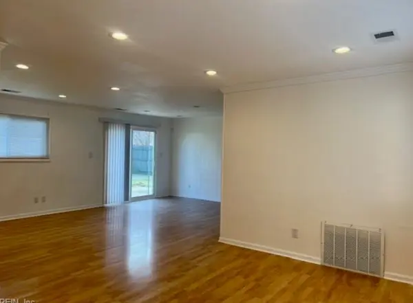 476 Lineberry Rd, Virginia Beach, VA 23452-5322