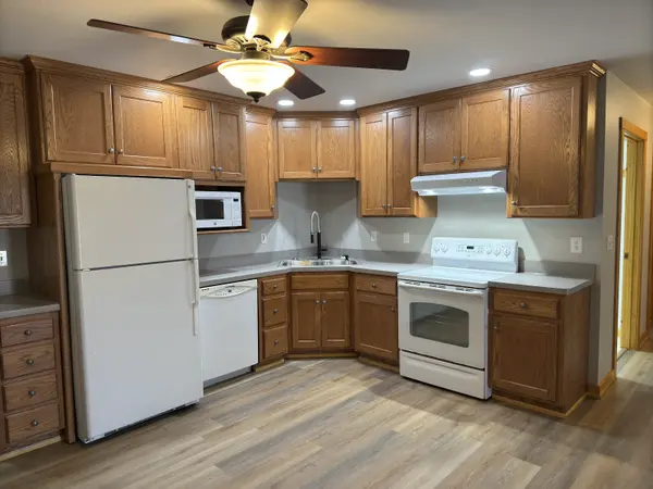 25359 S Valencia Rd, Osage City, KS 66523-8401