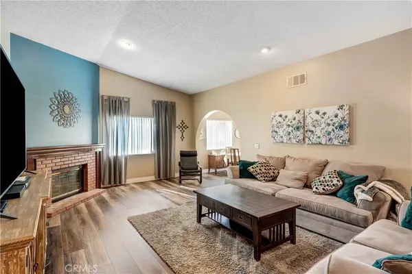 2748 N Maple Ave, Rialto, CA 92377-4182