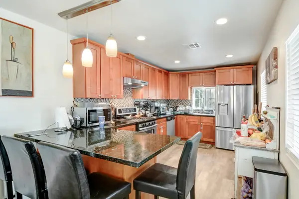 8445 6th St, Downey, CA 90241-3422