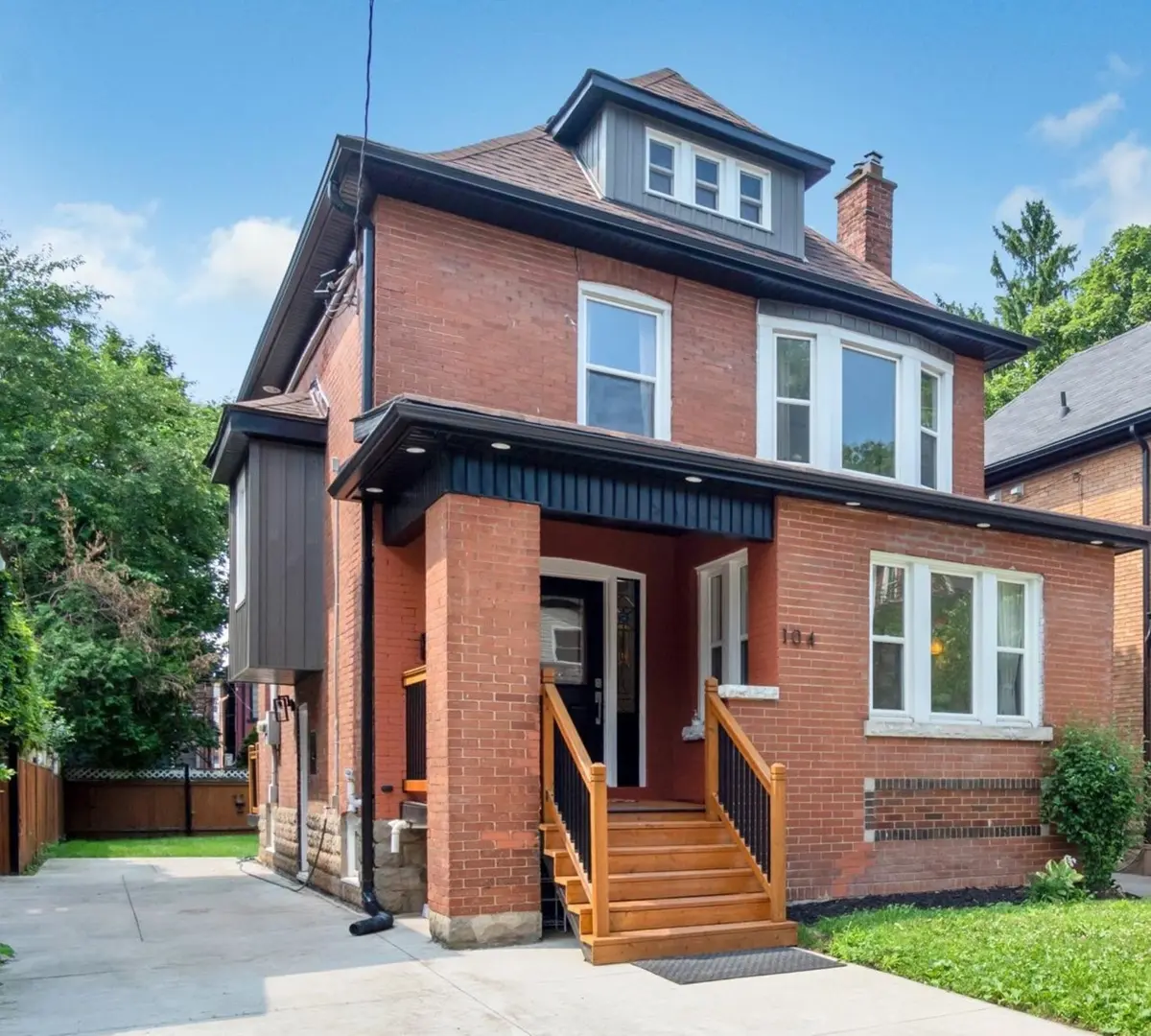 104 Fairholt Road South, Hamilton, ON L8M 2T7