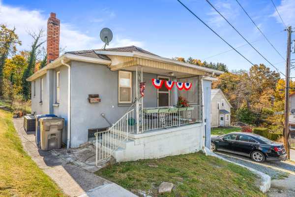 1227 Border Ave, Ellwood City, PA 16117-1832