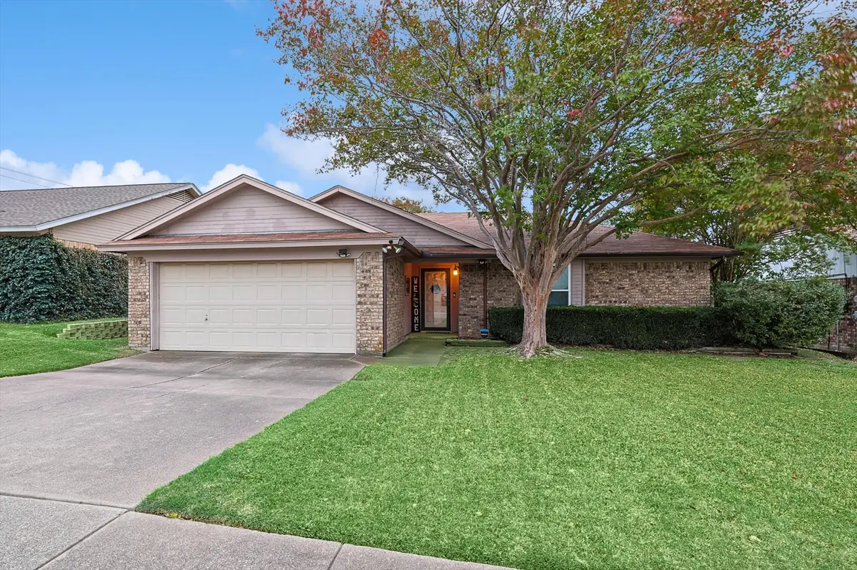 6652 Inwood Dr, Watauga, TX 76148-1811