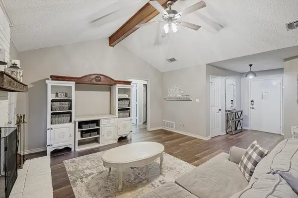 6652 Inwood Dr, Watauga, TX 76148-1811