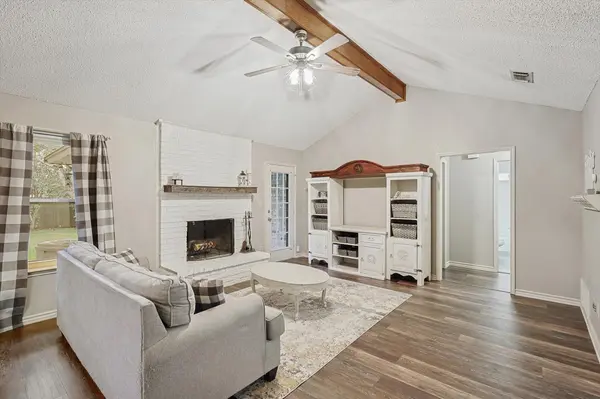 6652 Inwood Dr, Watauga, TX 76148-1811