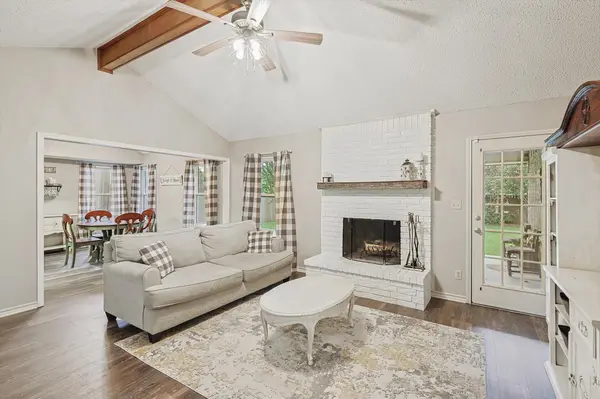 6652 Inwood Dr, Watauga, TX 76148-1811