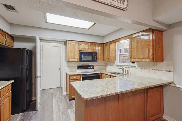 6652 Inwood Dr, Watauga, TX 76148-1811