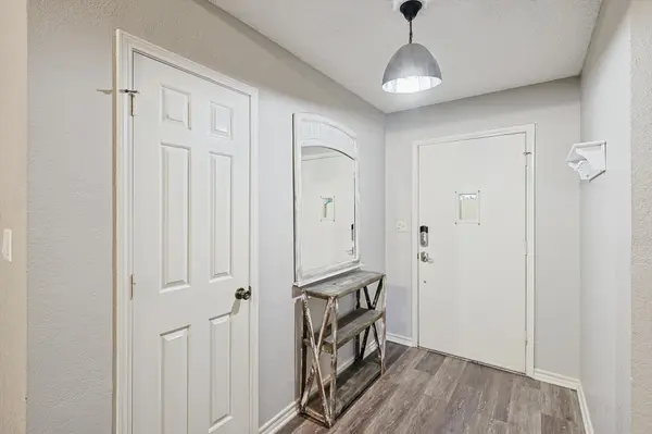 6652 Inwood Dr, Watauga, TX 76148-1811