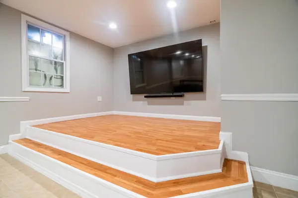 16 Scott St, Holbrook, MA 02343-1082
