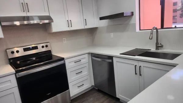 12212 N Paradise Village Pkwy #212, Phoenix, AZ 85028
