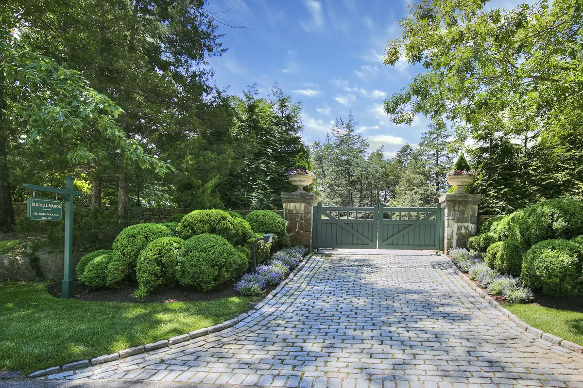 1024 Smith Ridge Rd, New Canaan, CT 06840