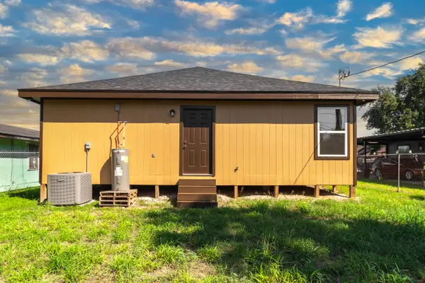 621 Nora Ln, Mission, TX 78573-0826