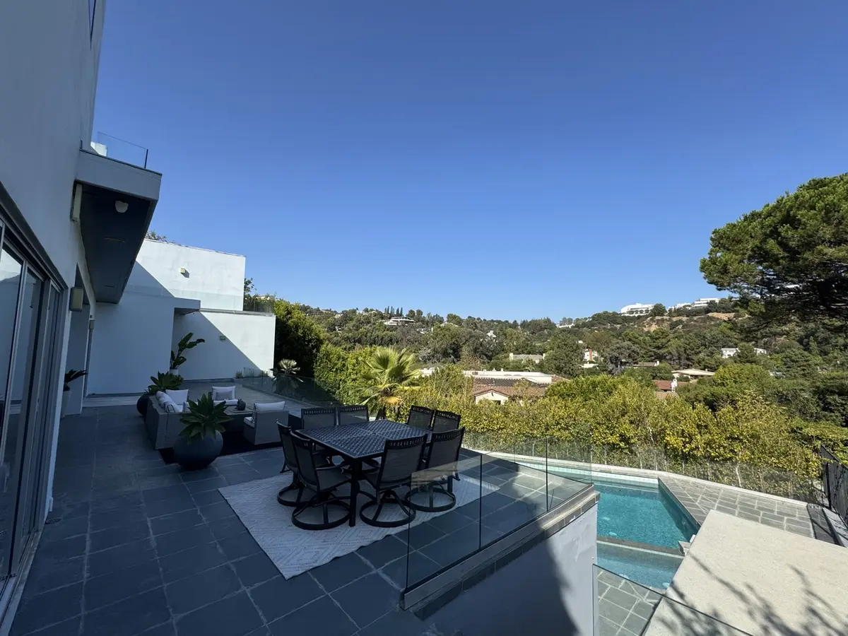 12148 Travis St, Los Angeles, CA 90049-1545