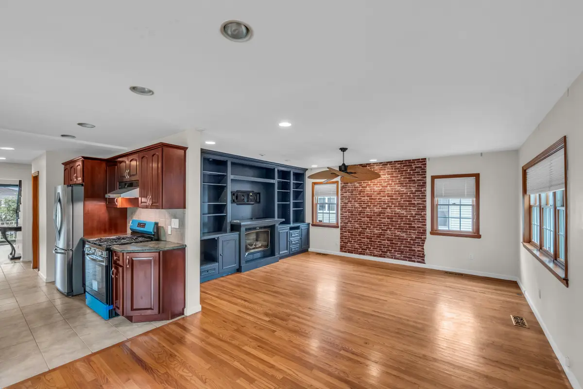 35 Henderson Ave, Port Washington, NY 11050-2440