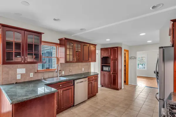35 Henderson Ave, Port Washington, NY 11050-2440