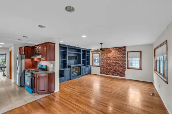 35 Henderson Ave, Port Washington, NY 11050-2440