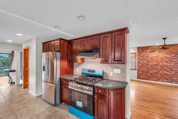 35 Henderson Ave, Port Washington, NY 11050-2440