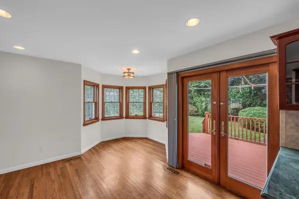 35 Henderson Ave, Port Washington, NY 11050-2440