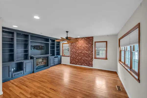 35 Henderson Ave, Port Washington, NY 11050-2440