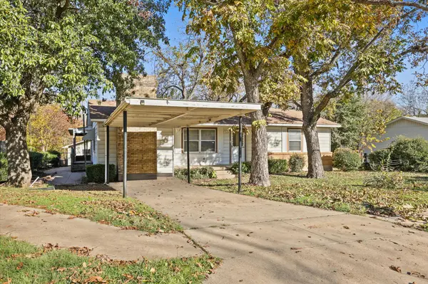 1505 Seminole St, Denton, TX 76209-3324