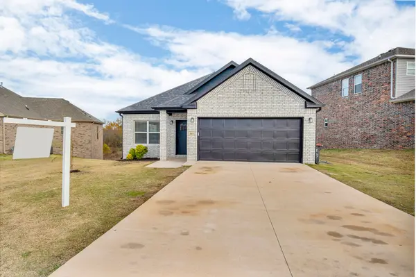 4411 Douglas Ln, Springdale, AR 72762-6351