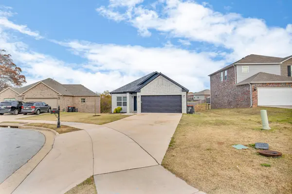 4411 Douglas Ln, Springdale, AR 72762-6351