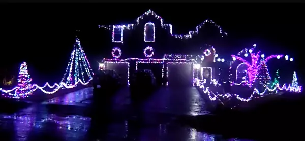 Crump House Christmas Lights, Viewchristmaslights.com, 