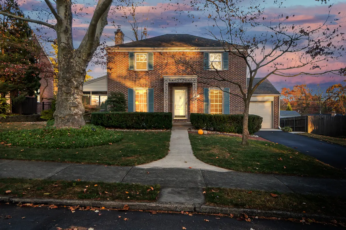 1230 E Rosemont Dr, Bethlehem, PA 18018-2150