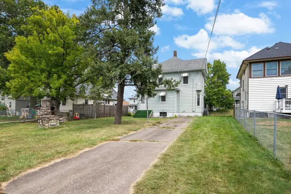 2026 N Marquette St, Davenport, IA 52804-2158