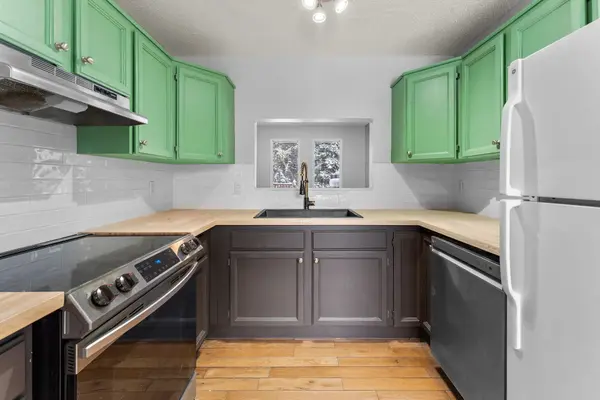 2210 Oakmoor Dr SW #7, Calgary, AB T2V 4R4