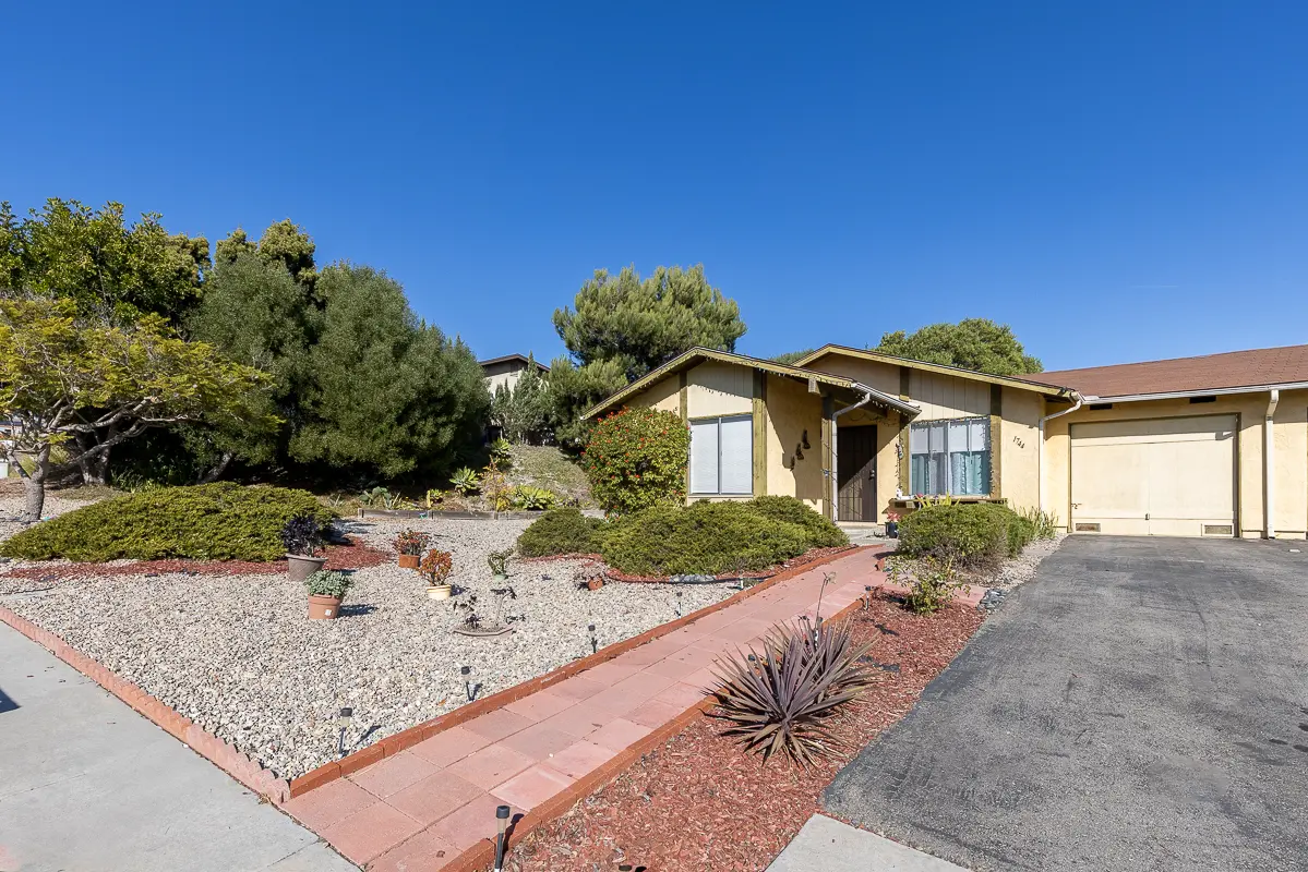 1744 Round Tree Dr, Oceanside, CA 92056-2938