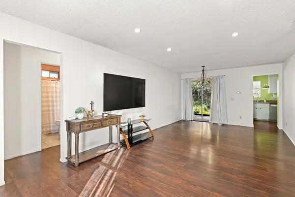 1744 Round Tree Dr, Oceanside, CA 92056-2938