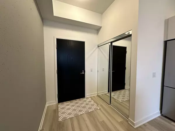 Burlington, ON L7R 0G7,2007 James St #410