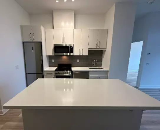 Burlington, ON L7R 0G7,2007 James St #410