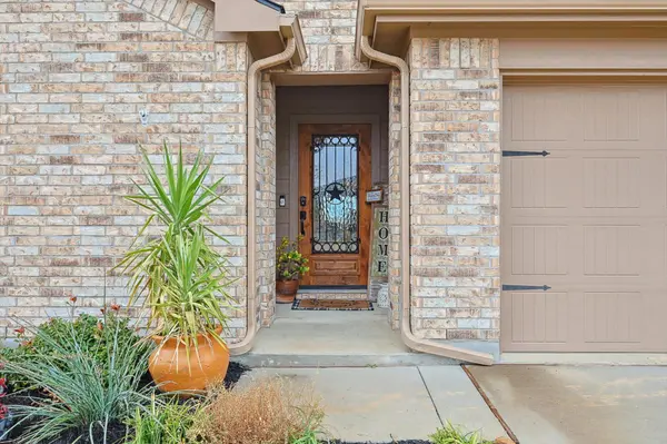 9301 Hill Topper Trl, Fort Worth, TX 76131