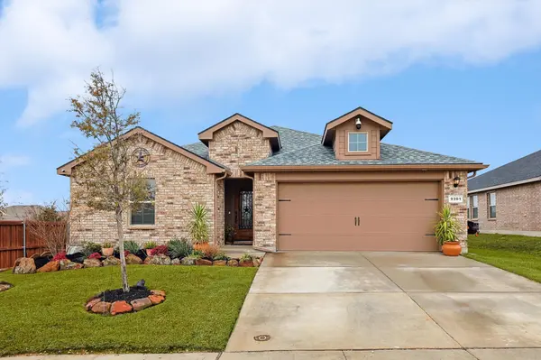 9301 Hill Topper Trl, Fort Worth, TX 76131