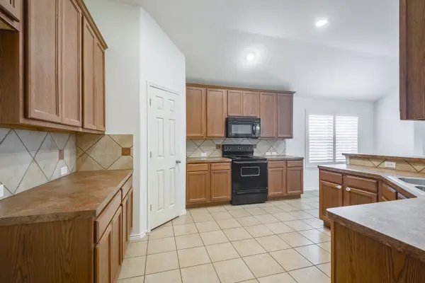 15646 Gatehouse Dr, Fort Worth, TX 76262-6378